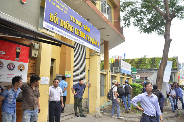 Trung tâm bồi dưỡng Chính trị quận 1 (thuộc UBND quận 1) trồng cây lấn chiếm vỉa vè cũng bị cưỡng chế.