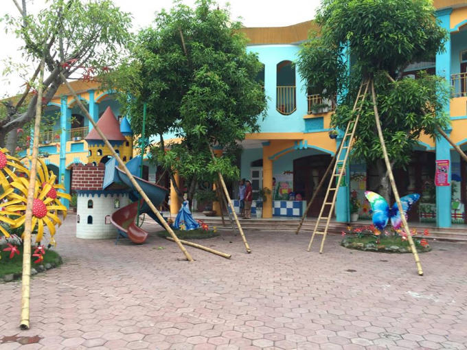 Cũng như chằng chống các cây to trong khuôn viên trường.
