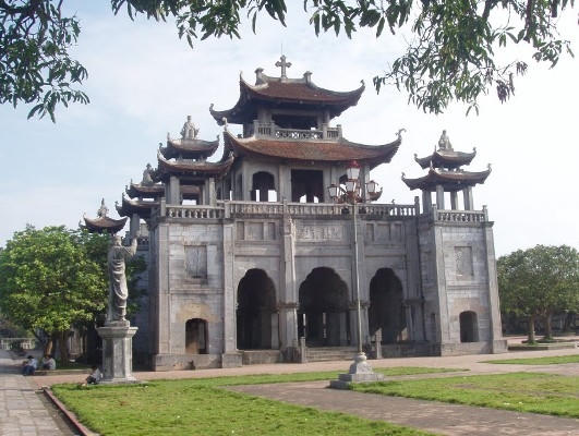 Nhà thờ đá Phát Diệm.