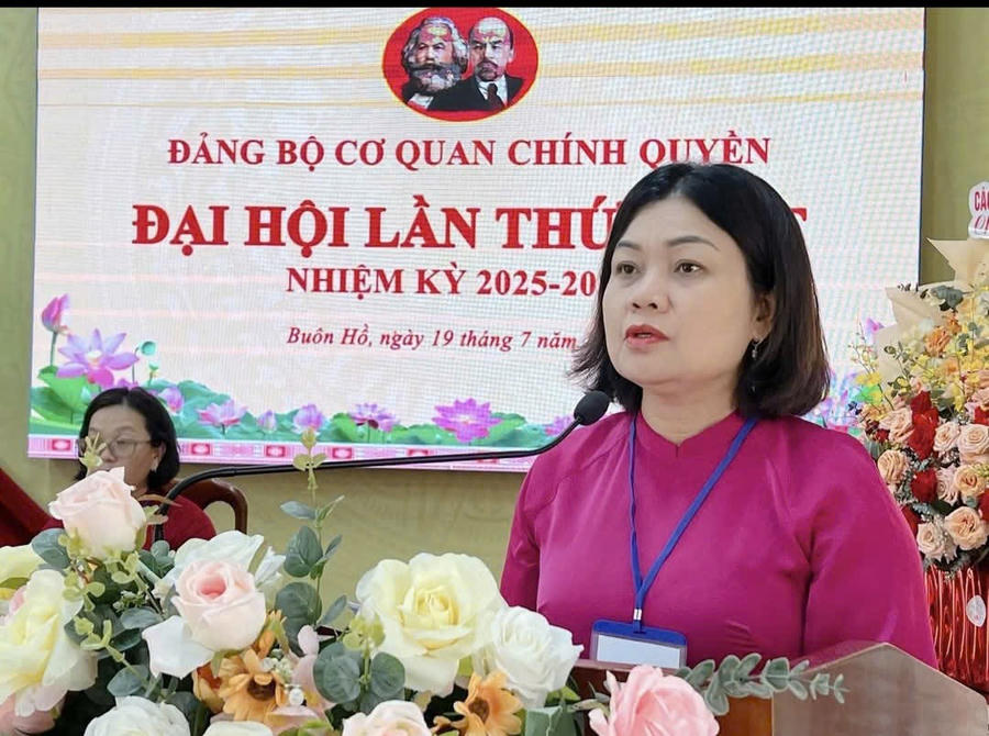 Bí thư Đảng ủy phường Buôn Hồ H'Yim Kđok phát biểu tại Đại hội Đại biểu phường Buôn Hồ Nhiệm kỳ 2025-2030.