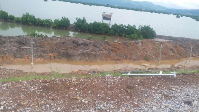Thiết bị trên cao tốc bị kẻ gian lấy đi rơi lại bên đường