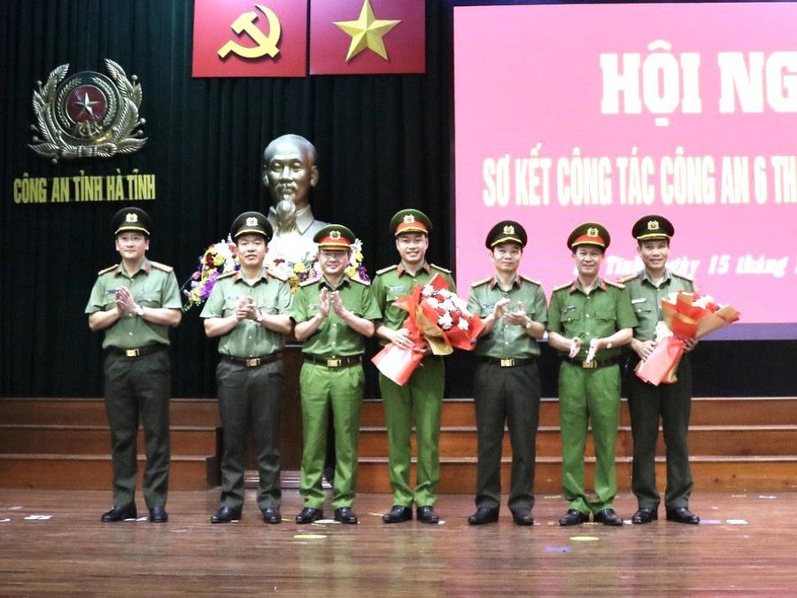 Ban giám đốc Công an tỉnh tặng hoa chúc mừng Ban Chuyên án - Ảnh Công an Hà Tĩnh.