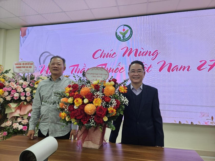Tổng biên tập - TS Vũ Hoài Nam chúc mừng TS.BS. Dương Đức Hùng, Giám đốc Bệnh viện Việt Đức.
