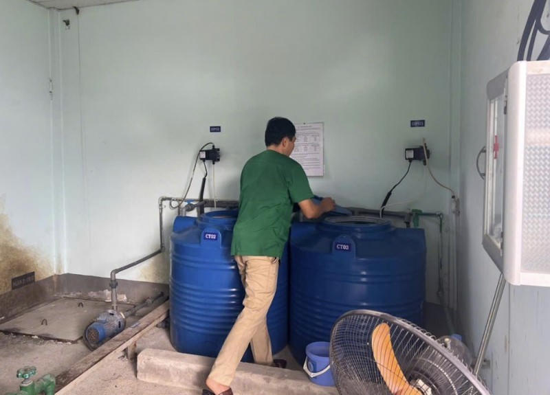 Nhân viên Bệnh viện đa khoa khu vực Bắc Quang, tỉnh Tuyên Quang vận hành hệ thống xả thải. (Ảnh: CAND).