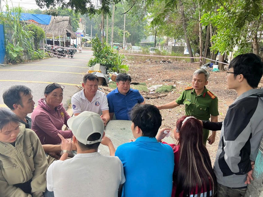 Lực lượng công an tỉnh Bình Dương đang phong toả hiện trường, lấy lời khai các nhân chứng.