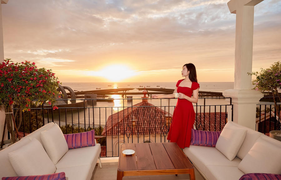 Khách sạn 5 sao La Festa Phu Quoc - Curio Collection by Hilton vừa ra mắt sở hữu tầm nhìn bao trọn Cầu Hôn.