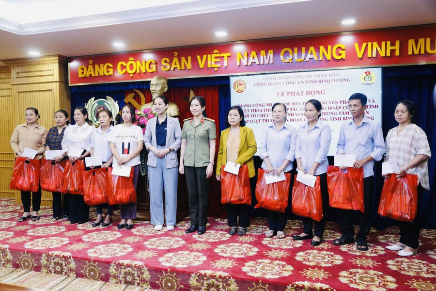 Trao tặng các phần quà cho đoàn viên có hoàn cảnh khó khăn.