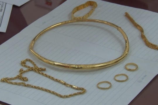 Giả vờ mua vàng, nữ quái lấy trộm lắc vàng hơn 100 triệu đồng. Ảnh minh họa.