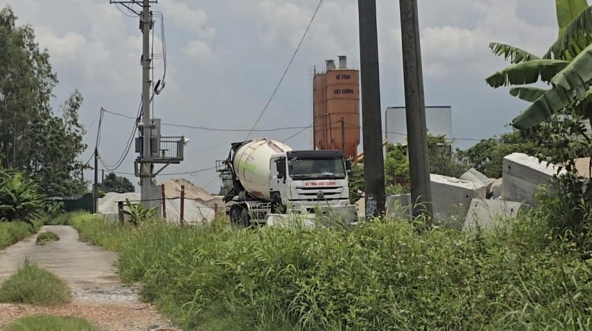 Xe bồn chở bê tông tươi của Công ty Việt Cường sau khi lấy bê tông từ trạm bắt đầu di chuyển ra ngoài.