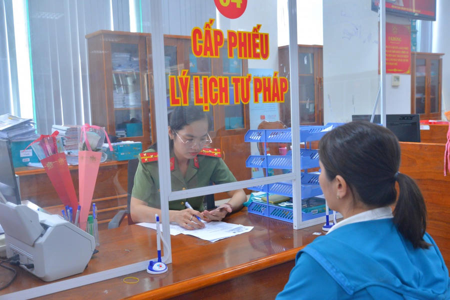 Cán bộ Phòng Hồ sơ nghiệp vụ (Công an tỉnh Cà Mau) tận tình hỗ trợ người dân cấp phiếu lý lịch tư pháp thông suốt, hiệu quả.
