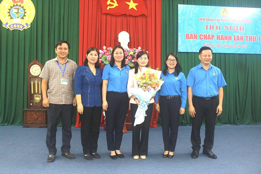Thường trực LĐLĐ tỉnh và các đại biểu tặng hoa chúc mừng đồng chí Bùi Thị Bích Thủy. (Ảnh: Báo Đồng Nai)
