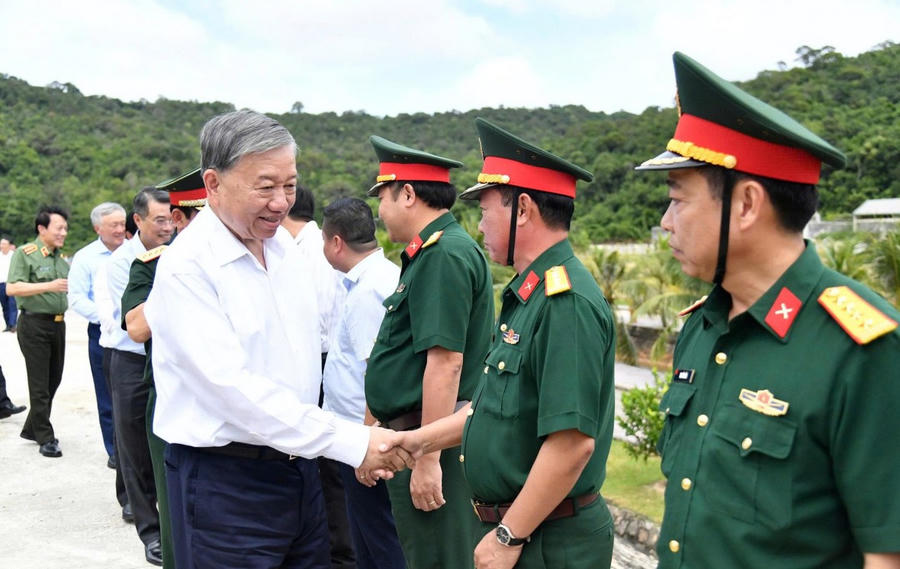 Tổng Bí thư Tô Lâm cùng đoàn công tác Trung ương thăm, làm việc với các đơn vị Quân đội và Đảng bộ, chính quyền địa phương tại Đặc khu Thổ Châu (tỉnh An Giang).