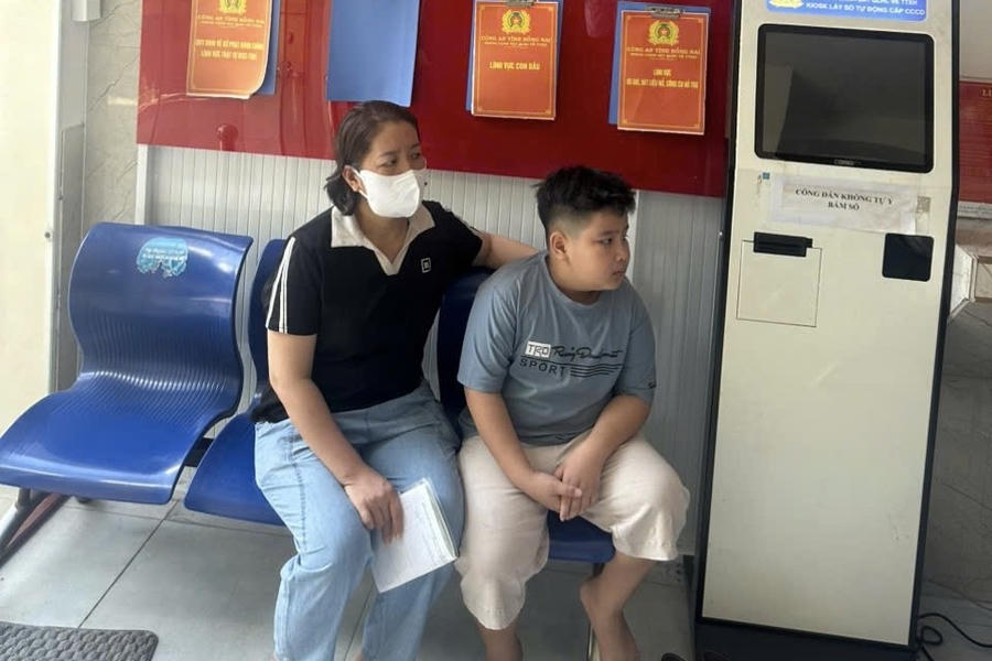 Người dân đang chờ làm thủ tục.