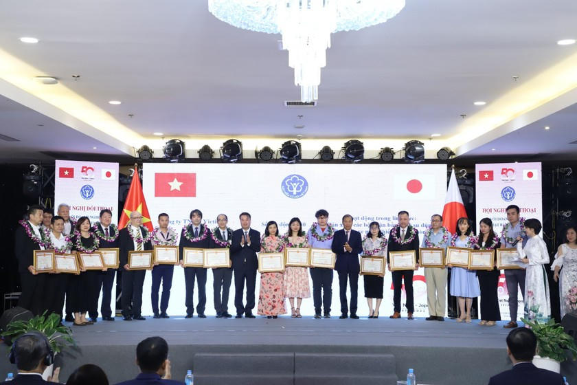 Tổng Giám đốc BHXH Việt Nam và đại diện lãnh đạo Bộ, ngành liên quan đã trao bằng khen cho 20 doanh nghiệp FDI Nhật Bản tiêu biểu.