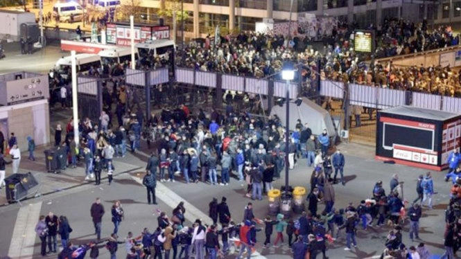 Những người hâm mộ bóng đá ở sân vận động Stade de France hoảng loạn (ảnh Internet)