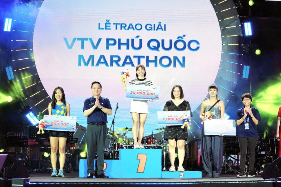 Trao giải cho các vận động viên đoạt giải cự ly 21km nữ.