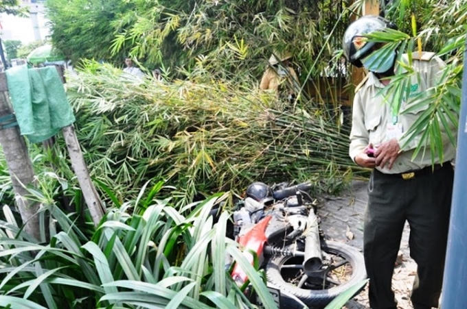 TP HCM: Nữ tài xế húc đổ rào thép, đè cụ ông chạy xe ôm