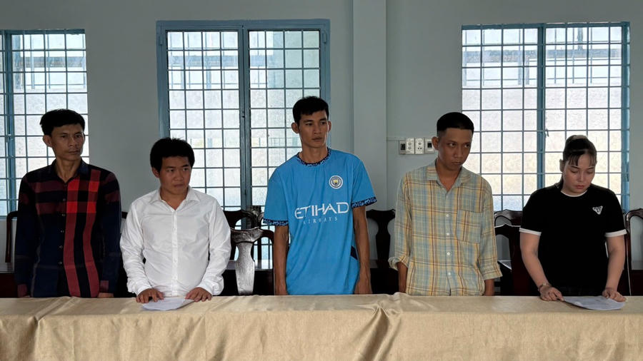 Các bị can Bay, Lượng, Nhân, Kiên, Ngoan (từ trái qua phải)