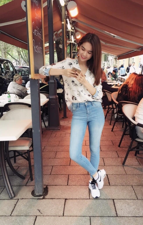 "Nữ hoàng nội y" giản dị trong chiếc quần jeans và áo sơmi kết hợp với đôi giày thể thao, trông cô thật năng động và cá tính.