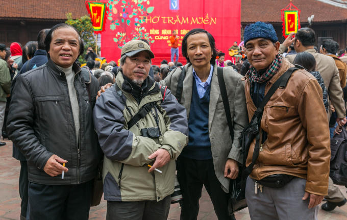 Những người bạn học cũ dù nghề nghiệp khác nhau nhưng gặp nhau ở tình yêu thơ Việt (Từ trái qua phải: PGS Tiến sỹ Bùi Quang Thanh, Họa sỹ Lê Thanh Minh, Nhà thơ Hoàng Xuân Tuyền, NSƯT Nhà quay phim NSNA Phạm Thanh Hà.)