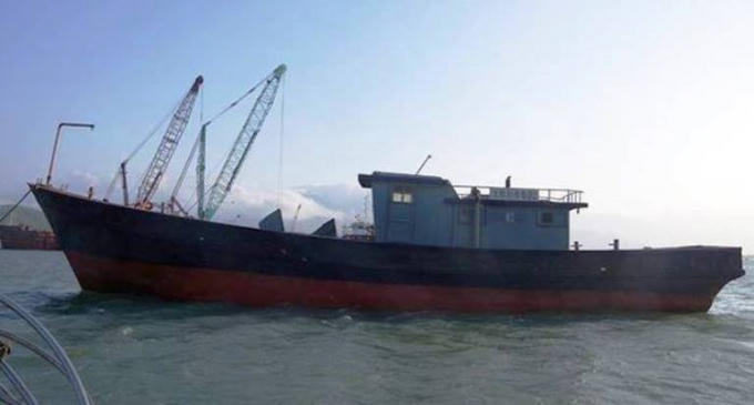 Vị tr&iacute; t&agrave;u tr&ocirc;i nổi được ph&aacute;t hiện tại tọa độ (16o45&rsquo;N; 107o36&rsquo;E), c&aacute;ch cửa Thuận An khoảng 12-16 hải l&yacute; về Hướng Bắc T&acirc;y Bắc.