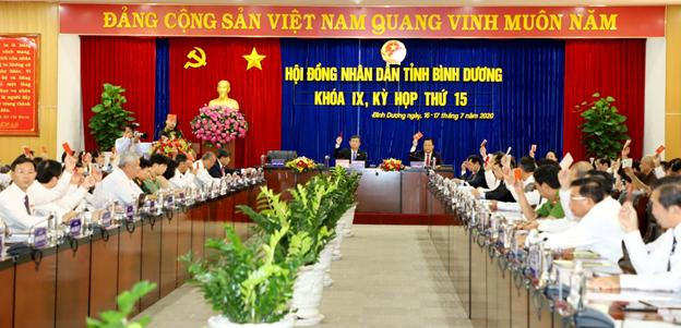 Các đại biểu biểu quyết thông qua chương trình kỳ họp