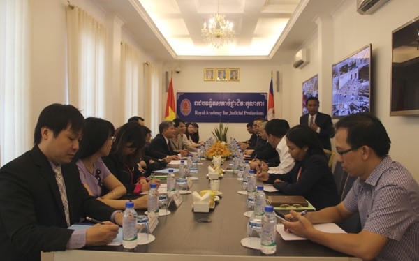 Làm việc tại Học viện hoàng gia về đào tạo nghề tư pháp.