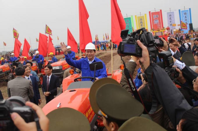 Chủ tịch nước Trần Đại Quang lái máy cày trên cánh đồng Đọi Sơn cầu cho mùa màng bội thu.