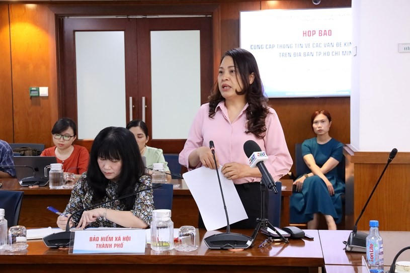Phó Giám đốc Bảo hiểm xã hội TP.HCM Nguyễn Thị Thu Hằng trả lời câu hỏi phóng viên gửi về họp báo.