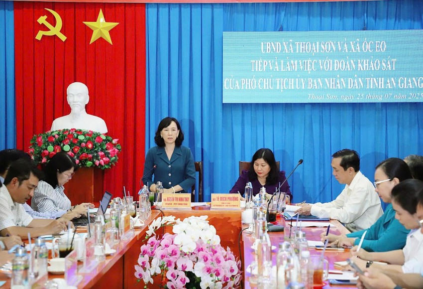 Phó Chủ tịch UBND tỉnh Nguyễn Thị Minh Thúy phát biểu tại buổi làm việc với lãnh đạo hai xã Óc Eo và Thoại Sơn, tỉnh An Giang.