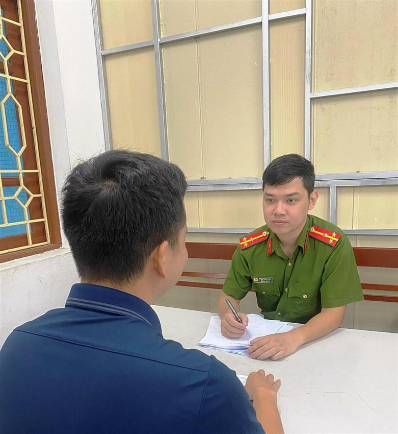 Cán bộ Công an thành phố Tam Điệp làm việc với anh Vũ Ngọc Ch. Ảnh: bocongan.gov.vn