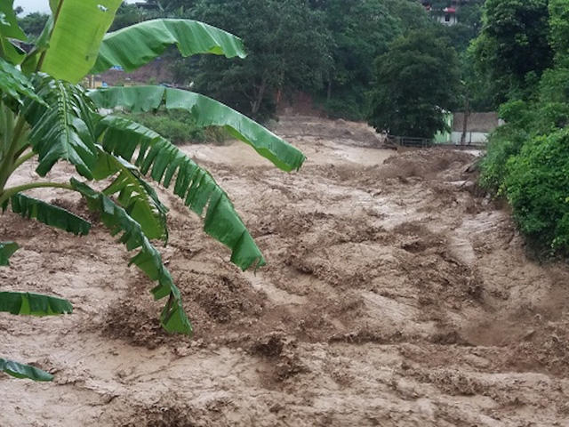 Nghệ An: Lũ qu&eacute;t kinh ho&agrave;ng, 9 ng&ocirc;i nh&agrave; bị cuốn tr&ocirc;i