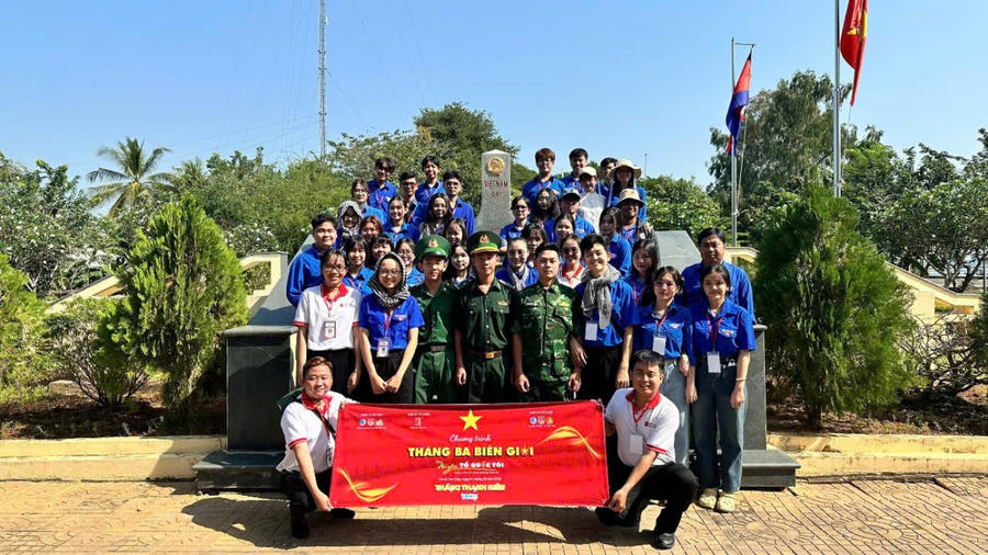 Tổ chức tuyên truyền tại các cột mốc biên giới