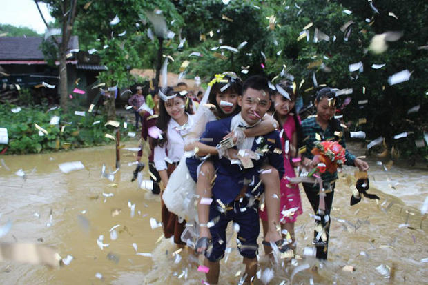 Hạnh phúc ngập tràn, khi cô dâu chủ rể vượt qua được thử thách 'trời ban' là những lời chúc mừng của bạn bè và người thân. Ảnh: Facebook