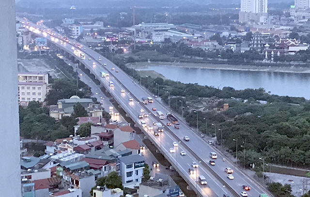 Cuối giờ chiều, đường trên cao trở lại thông thoáng như ngày thường