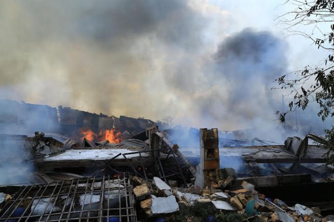 Ch&aacute;y lớn ở B&igrave;nh Dương, h&agrave;ng trăm c&ocirc;ng nh&acirc;n lo mất Tết