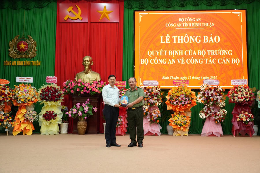 Bí thư Tỉnh ủy Bình Thuận Nguyễn Hoài Anh tặng quà lưu niệm cho Đại tá Lê Quang Nhân
