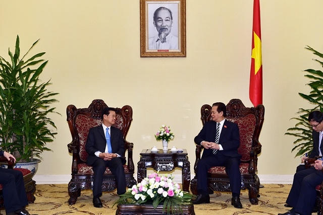 Thủ tướng Nguyễn Tấn Dũng và Phó Thủ tướng Lào Somsavat Lengsavad. Ảnh VGP/Nhật Bắc