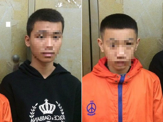 Dương (áo đen), Minh (áo vàng) tại cơ quan công an.
