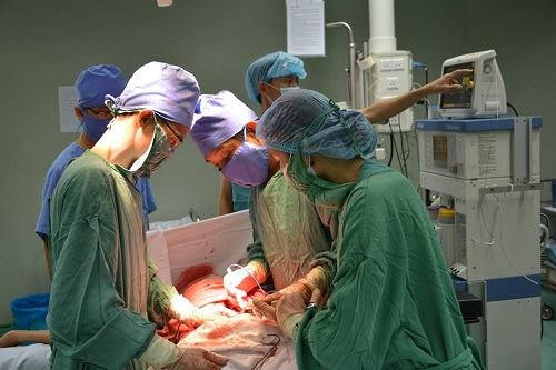 Sau ca phẫu thuật các bác sĩ đã bóc tách, đưa thành công khối u nặng hơn 6 kg ra khỏi ổ bụng của ông Tr.
