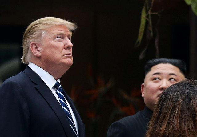 Theo kế hoạch ban đầu, Tổng thống Donald Trump và Chủ tịch Kim Jong-un sau cuộc trao đổi riêng trong phòng họp sẽ có một cuộc trò chuyện thân mật, cởi mở ngoài trời, bên cạnh bể bơi trong khuôn viên khách sạn Metropole. Tuy nhiên, kế hoạch này dường như phải hủy vào phút chót do thời tiết xấu. Cuộc trao đổi do vậy được di chuyển vào bên trong.