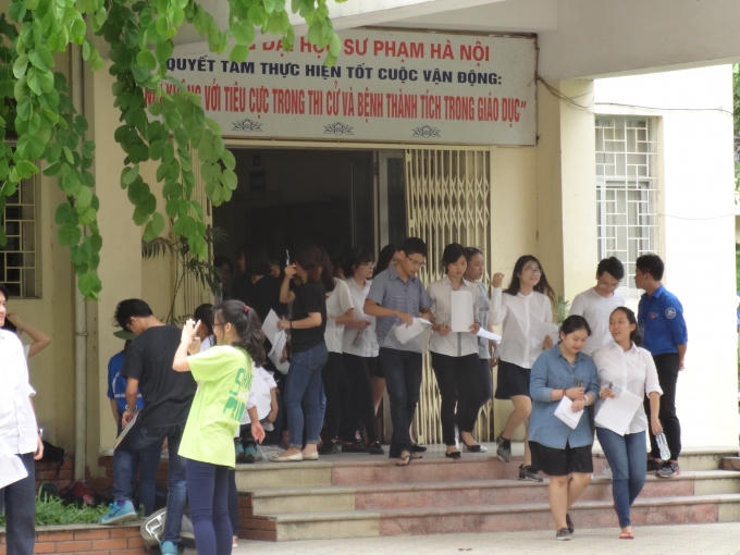 Những nụ cười đã nở trên môi của nhiều bạn thí sinh. Không khí khác hẳn ngày hôm qua thi môn toán.