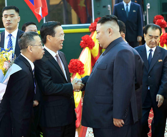Trưởng ban Tuyên giáo Trung ương Võ Văn Thưởng đón Chủ tịch Triều Tiên Kim Jong-un.