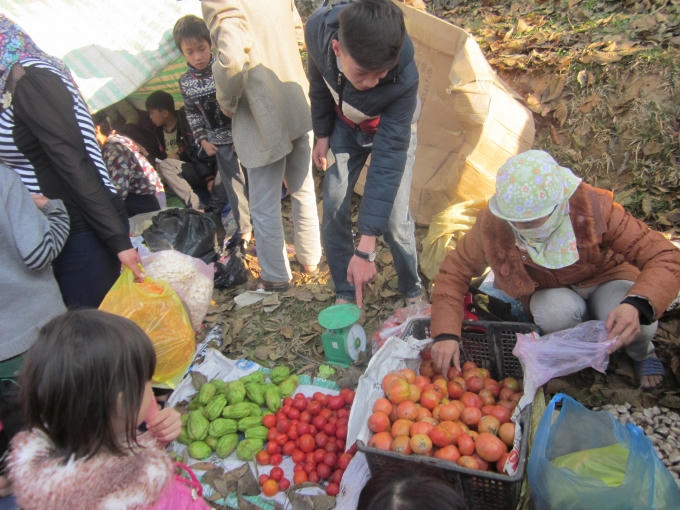 Màu đỏ "lên ngôi" trong phiên chợ đánh nhau này.