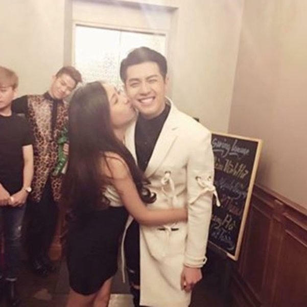 Những hình ảnh hết sức thân mật của 2 người cũng được chia sẻ chóng mặt trên mạng.