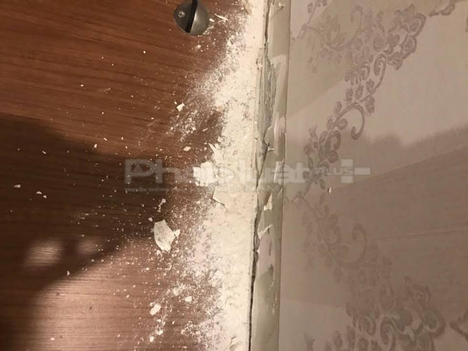 Chủ đầu tư không vệ sinh bột bả, cát trước khi lát gỗ khiến cư dân cứ "lau lại bẩn". (Ảnh: NV cung cấp)