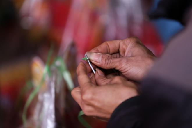 Nhờ áp dụng máy in, hiện chỉ còn rất ít công đoạn người thợ phải trực tiếp làm bằng tay như dán, khâu...