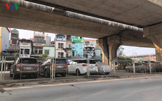 Theo ghi nhận của PV vào chiều 27/3, gầm cầu vượt Vĩnh Tuy vẫn chưa được giải tỏa. Hoạt động trông giữ phương tiện vẫn diễn ra bình thường.