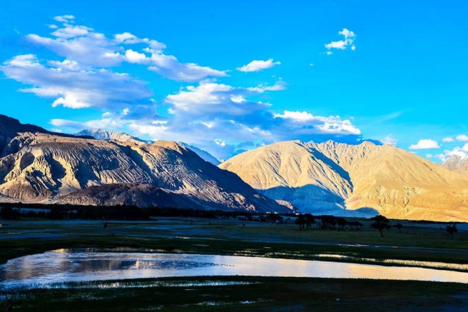 Xế chiều, Himalaya đẹp như một bản tình ca du mục buồn.