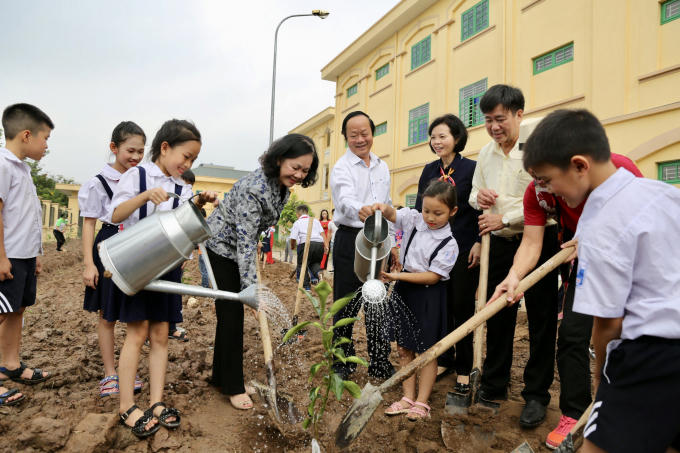Bà Trương Thị Mai - Ủy viên Bộ Chính trị, Bí thư Trung ương Đảng, Trưởng ban Dân vận Trung ương cùng các đại biểu thực hiện nghi thức trồng cây, với mong muốn chương trình Quỹ 1 triệu cây xanh cho Việt Nam chung tay góp sức nâng cao và cải thiện môi trường sống cho TP.Hà Nội nói riêng, Việt Nam nói chung.